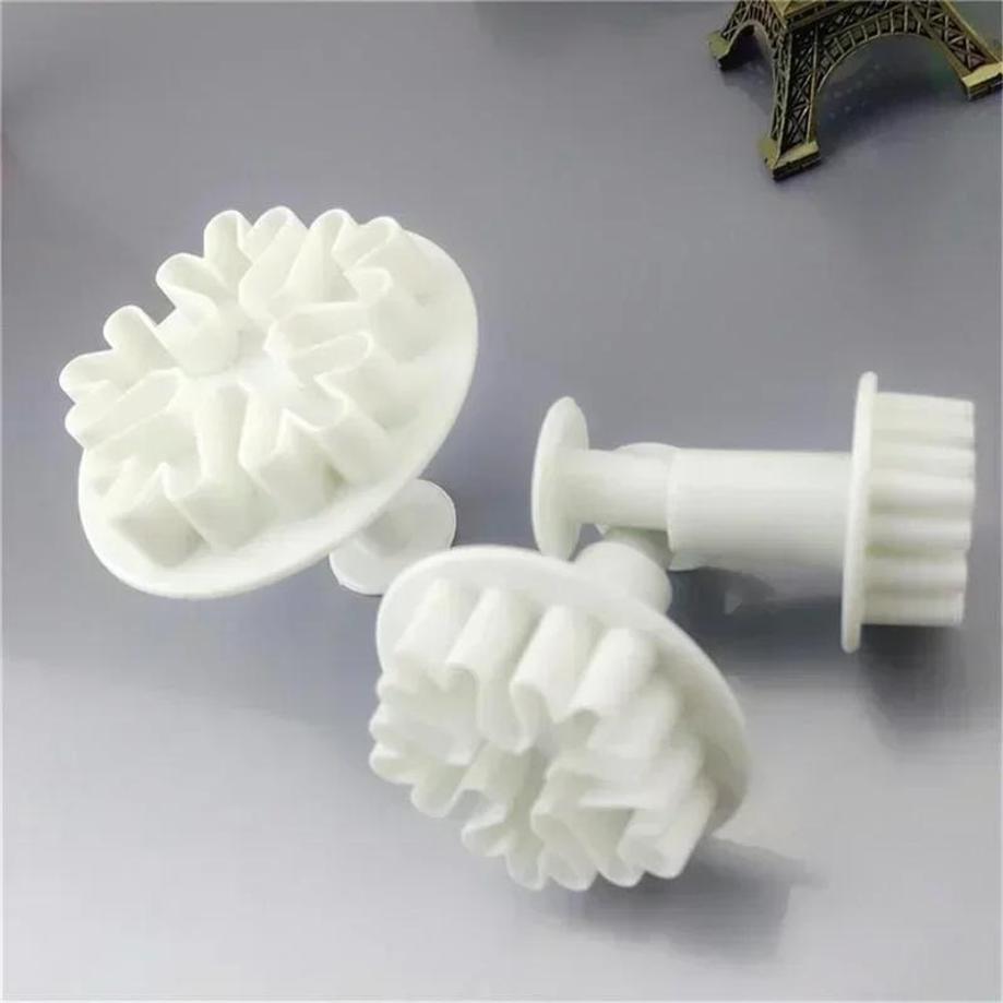 3 Piece Set Snowflake Fudge Cake Decorating Cutter Plunger Mold Cookie Cutter Mold Baking Accessories Kitchen Accessories