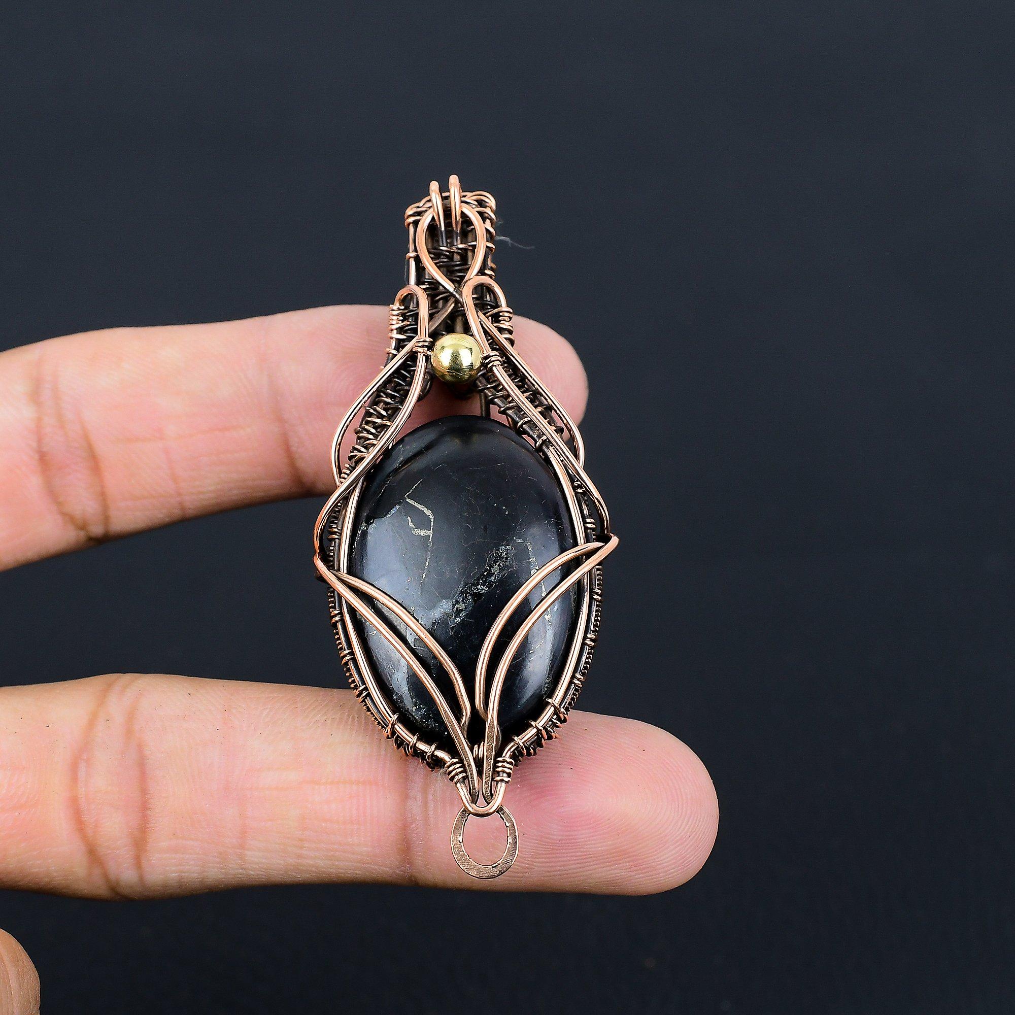 

Уникальный шунгитовый драгоценный камень, подвеска ручной работы из чистой медной проволоки, обернутая ювелирными изделиями 2.83 Inches чёрный