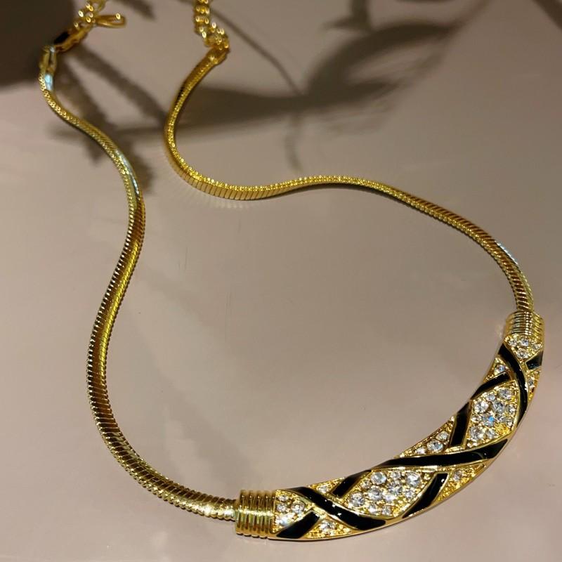 "Atmospheric Diamond-encrusted Curved Necklace, Personalized Enamel Dripping Earrings, Vintage Black Femme Fatale Jewelry Set"