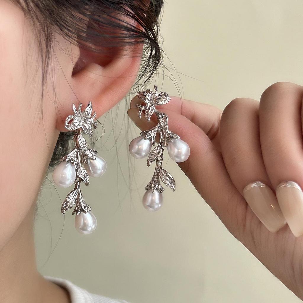 High-End Silver Needle French Pearl Flower Drop Earrings with Fashionable Leaf Design