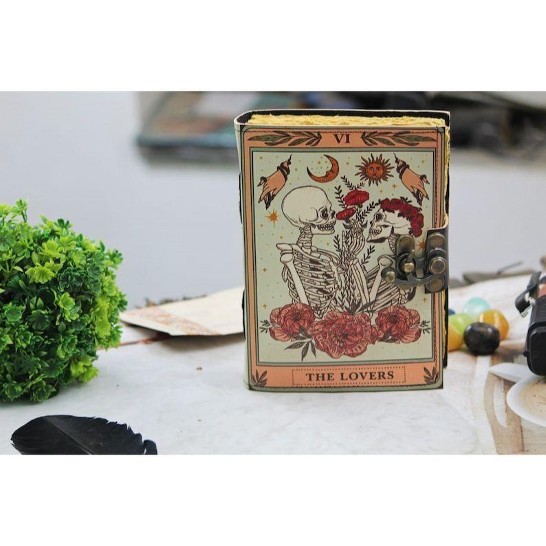 Buch der Zaubersprüche, gedrucktes Grimoire-Tagebuch, Tarot-Notizbuch der Liebhaber, Spiral-Gothic-Notizbuch, Totenkopf-Liebhaber, antike Tagebücher, Geschenke für Männer oder Frauen