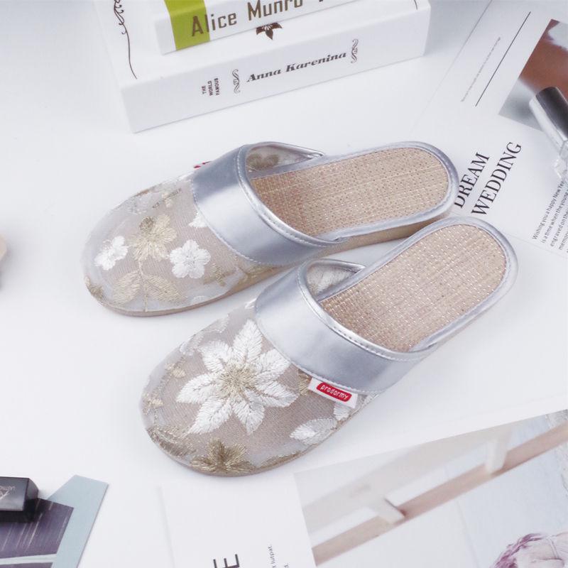 Mode Flache Stickerei Damen Hausschuhe und Damen Sandalen Mesh Atmungsaktive Pantoletten Bequeme Schuhe Designer Luxus Mules Schuhe im Angebot