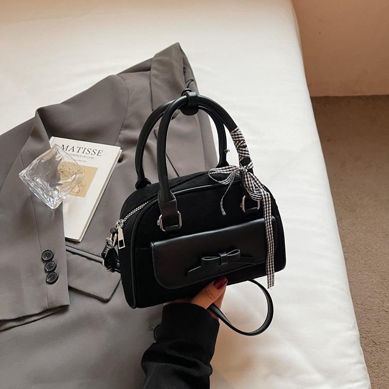 Fashion niche foreign style handbag women's 2025 autumn new trend fashionable high value commuter Boston bag