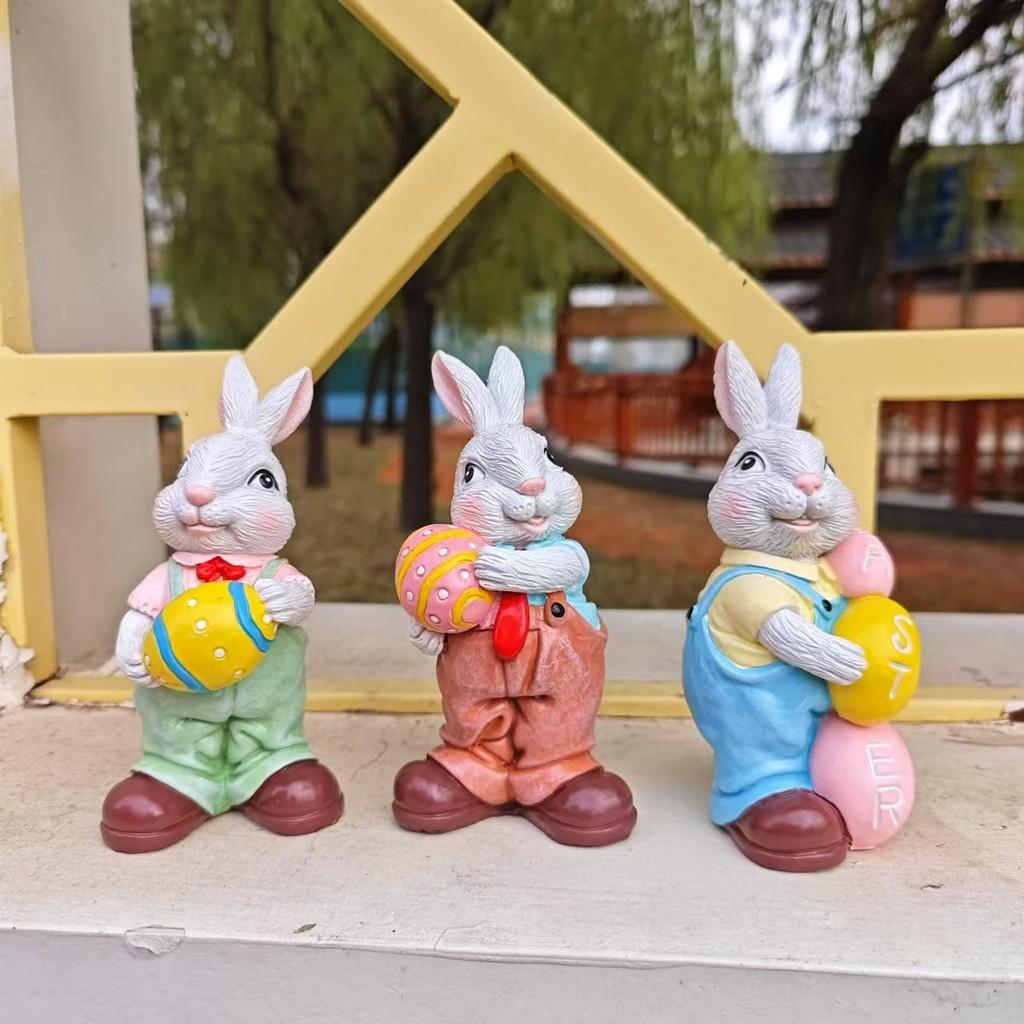 Bunte Osterhasenfigur mit Eiermotiv, perfekt für die Dekoration von Haus und Garten