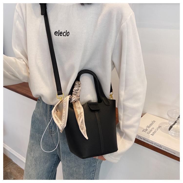 High-end Small Bag Women's New Fashion Versatile Vegetable Basket Portable Bucket Bag Messenger Bag