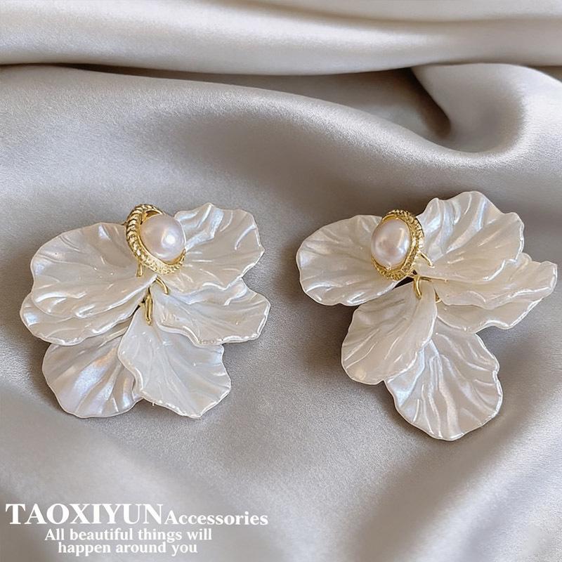 2025 Luxury Flower Shell Pearl Stud Earrings: Elegant Niche Design for Women