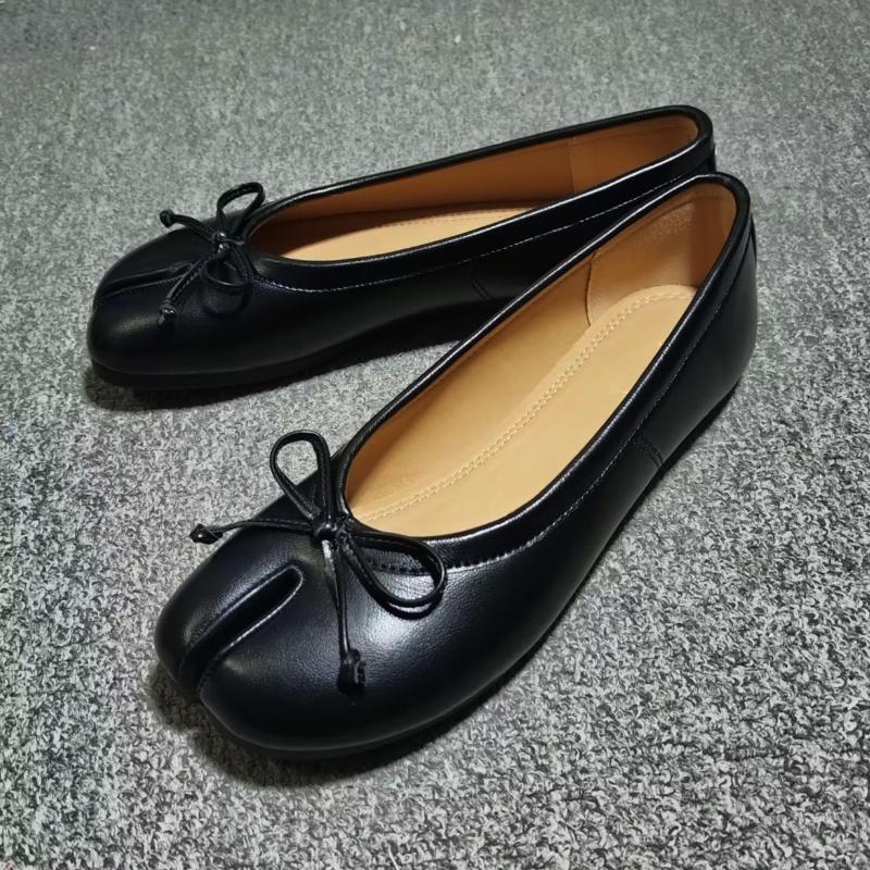 2026 Ballerine da donna con punta divisa Scarpe Tabi alla moda Mocassini slip-on casual da donna Espadrillas in pelle plissettata Zapatillas Mujer