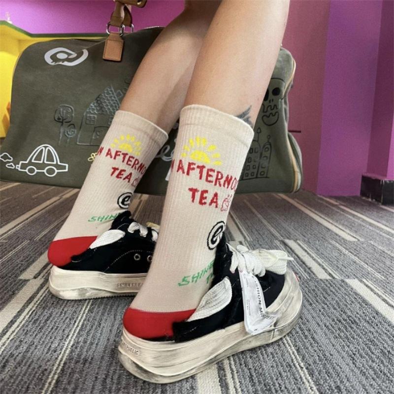 

European Original Graffiti Design Contrasting Color Letters Outside Wearing Medium Tube Socks Internet Celebrity Versatile Threaded Pure Cotton Socks One size брудно-білий