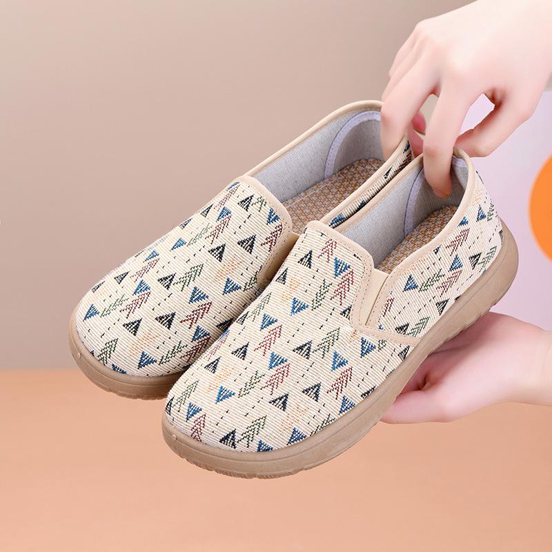 Shoes women's spring and summer new flat-soled canvas shoes lazy mother shoes soft-soled cloth shoes women's single shoes
