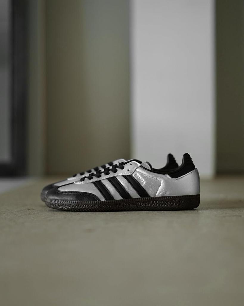 Adidas Originals Samba OG Silber Braun Originals SAMBA OG KI8464 Schuh Metallisch/Kern Schwarz/Dunkel SILVMT/CBLACK/DBROWN (Japanische Größe, Erwachsene, numerisch,