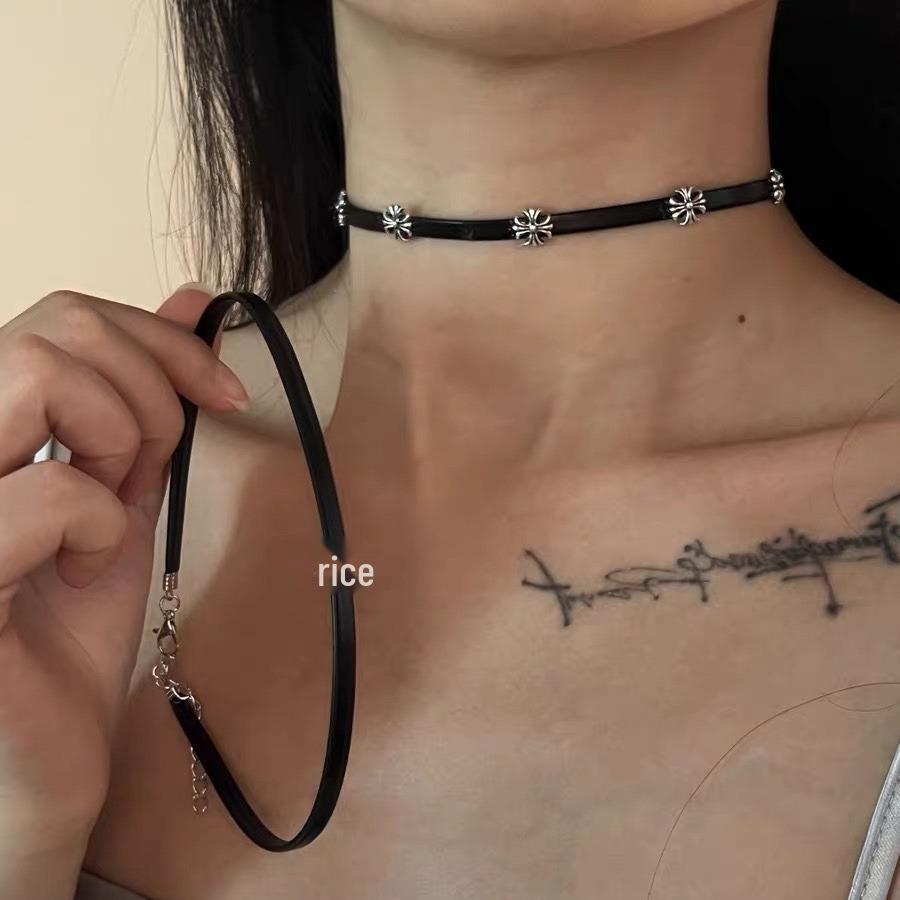 

Панк Стиль Черный Кожаный Чокер-Ожерелье с Крестом - Минималистичный, Трендовый и Крутой Женский Аксессуар.
