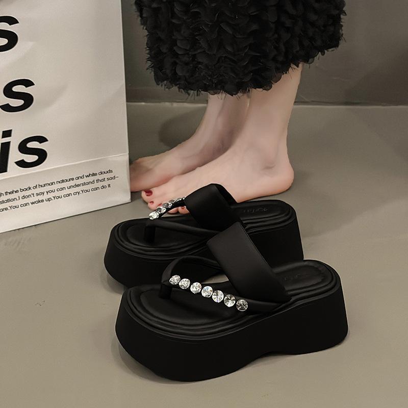 Beautiful thick-soled toe cool slippers women's summer wear 2025 new versatile rhinestone flip-flops non-slip beach shoes