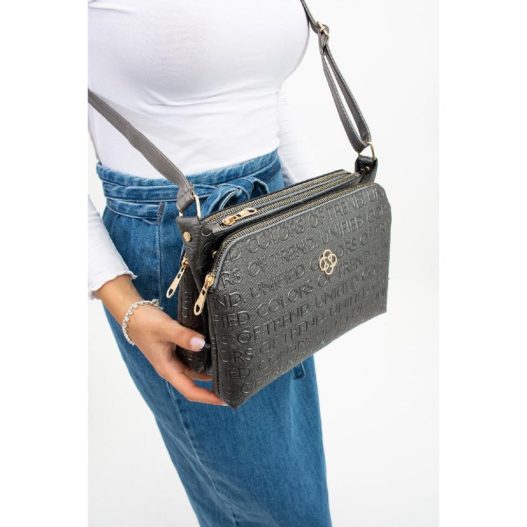 Hochwertige, wasserabweisende Schultertasche mit Kreuzgurt und drei Fächern, in Schwarz mit Textdruck bedruckt