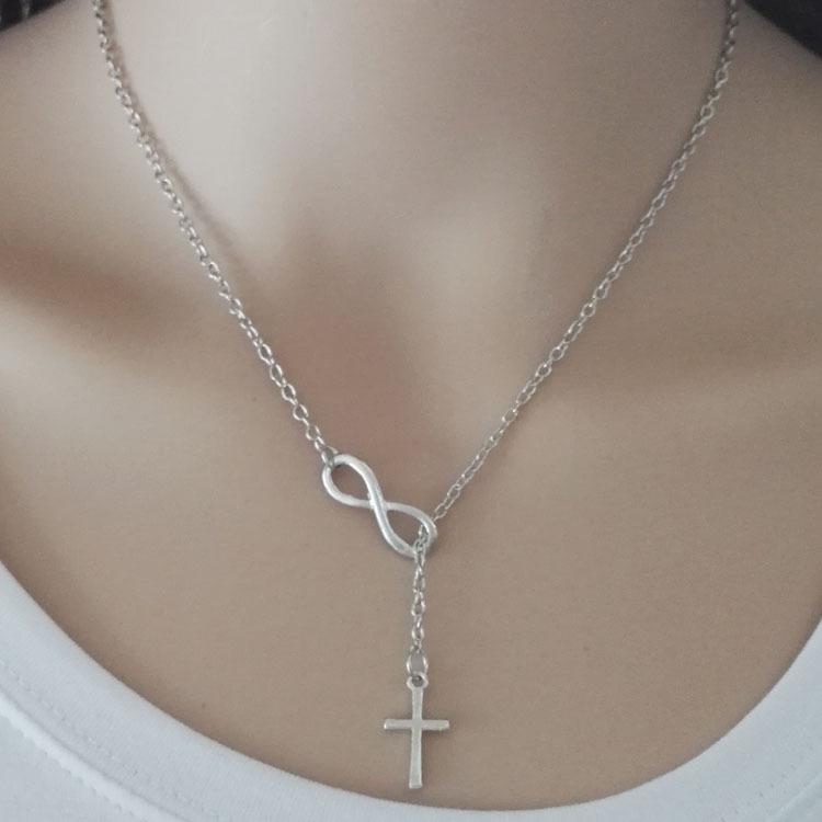 1 Pièce de Collier Croix Nombre Chanceux 8, Collier Court Simple et de Niche, Bijou Polyvalent Pour le Quotidien Décontracté