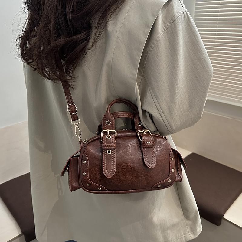 Trend Y2K Retro Rivet Shoulder Bag Spicy Girl Vintage Underarm Bag Pu Leather Handbag Locomotive Bowling Bag