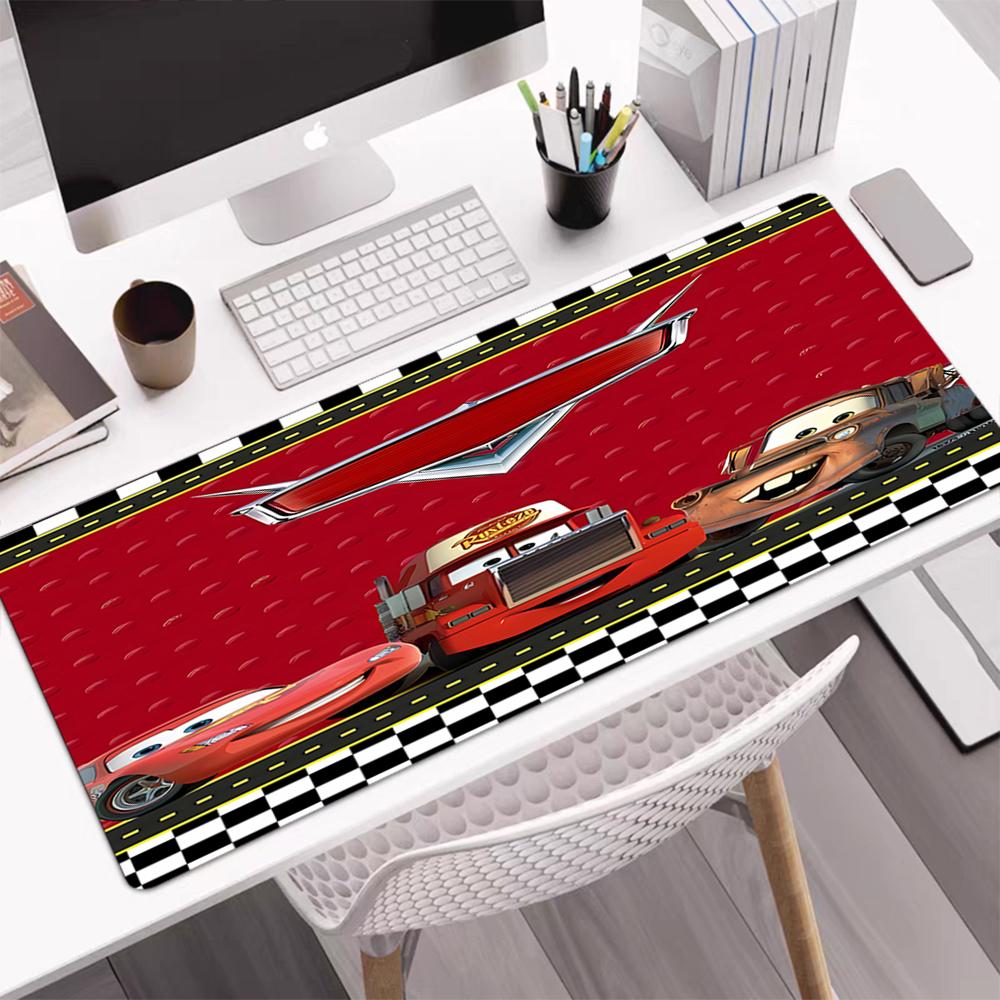 Tapis de Souris Thème Voitures, Base en Caoutchouc Antidérapante, Décoration Multifonctionnelle pour Bureau & Maison, Parfait pour la Personnalisation de l'Espace de Travail.