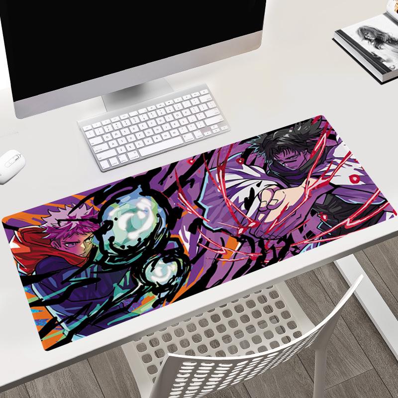 Tapis de bureau Jujutsu Kaisen 40x90x0.3CM avec les personnages Gojo, Yuji et Megumi.