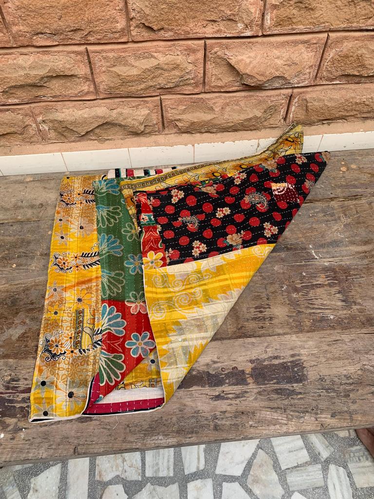Handgefertigte Kantha-Steppdecke: Florale Vintage Sari Tagesdecke