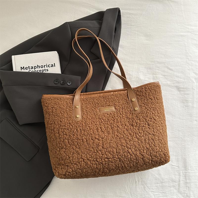 Plush bag women's 2025 autumn and winter new trendy fluffy shoulder underarm bag large capacity soft surface commuter tote bag