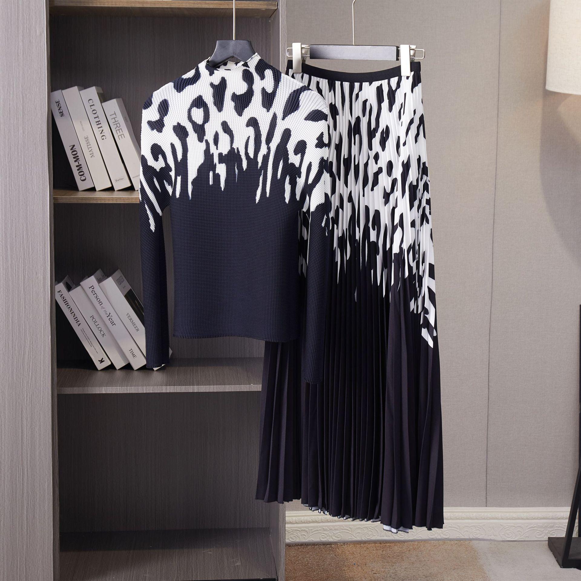 

Женский комплект из двух предметов с леопардовым принтом и складками: Эластичный топ с длинными рукавами и юбка.