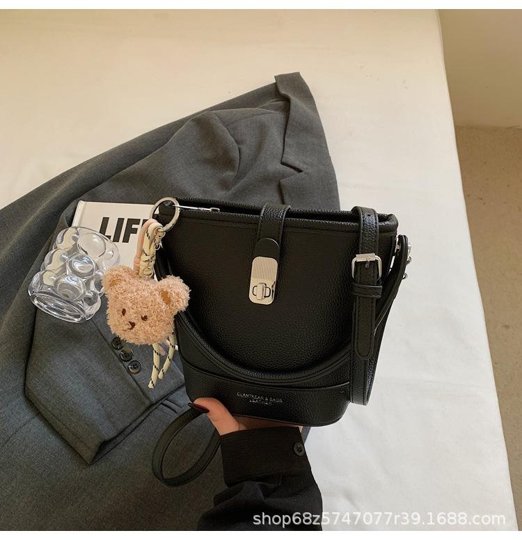 Handbag Bag Women's 2025 New Fashion Niche Design Shoulder Bag Women's Bag Crossbody Bag Simple Trend Bucket Bag