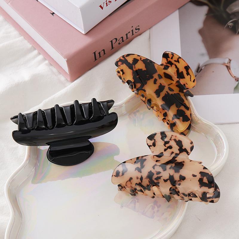 Tangli High-Quality Leopard Print Claw Hair Clip - Versatile Back of Head Accessory.