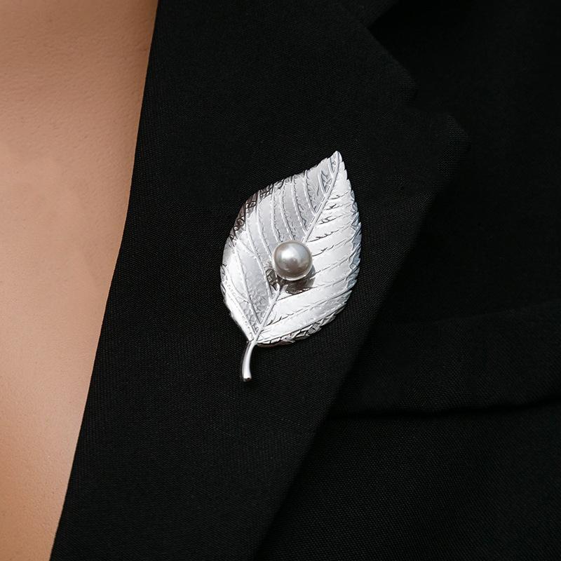 Vintage Stainless Steel Round Irregular Brooch for Women Exquisite Metal Circle Geometric Brooch Suit Accessories Zircon Gift