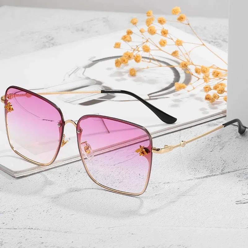Fashion  Gold Bee Square Sunglasses Women Retro Oversized Glasses Men Shades Metal Frame Ladies Sunglasses Zonnebril Dames