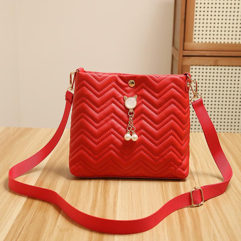 Stylish Wave Stripe Quilted Cat Pearl Pendant Decorative Simple Ladies Crossbody Bag Bag