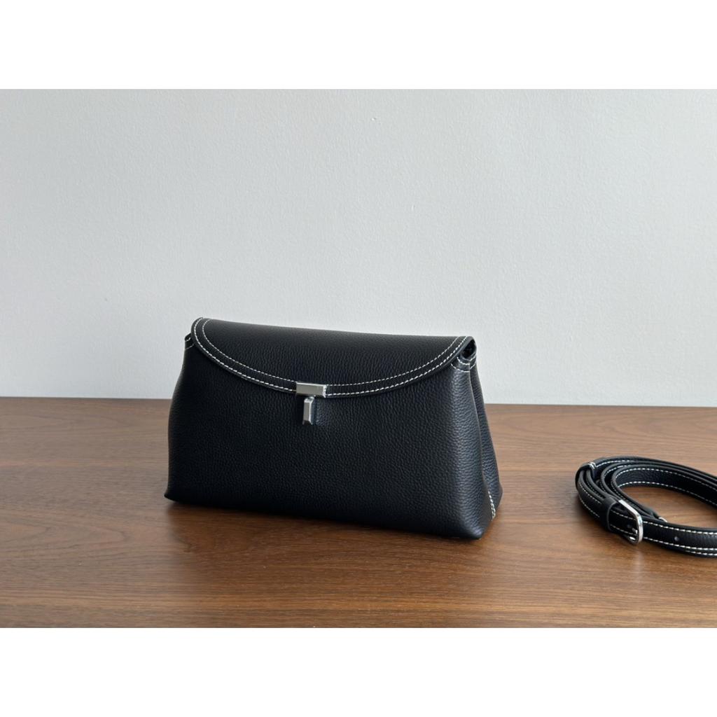 Borsa a tracolla/a spalla da donna Kazilan in camoscio di nicchia Toteme piccola in pelle di mucca con patta, chiusura a fibbia, grande capacità