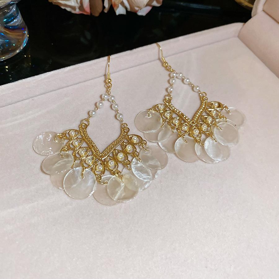 French Round Shell Tassel Stud Earrings: Retro, Exaggerated Style for a Unique Fashion Statement.