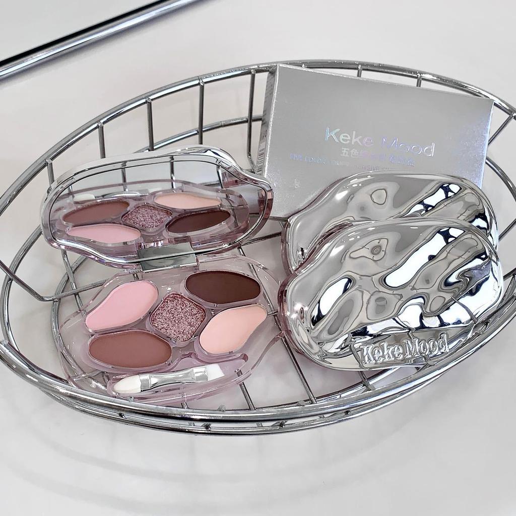 KEKEMOOD Five-Color Tear Trough Eyeshadow Palette: Multi-use, Clear Color Payoff, Long-lasting, Smudge-proof with Built-in Brush.