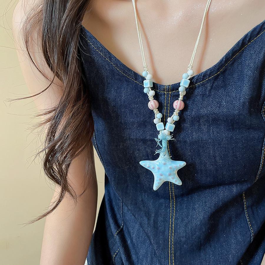 שרשרת בוהמית וינטג' עם גדילים לקפה, תליון פרפר אתני, שרשרת סוודר 2025.