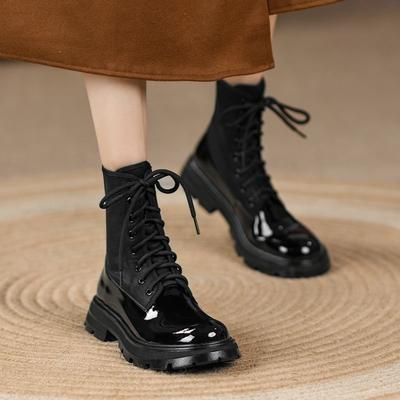 Bottes Martin en cuir brillant pour femmes automne et hiver 2024 nouvelles bottines courtes en cuir verni style collège bottes fines de motard à lacets sur le devant brillant
