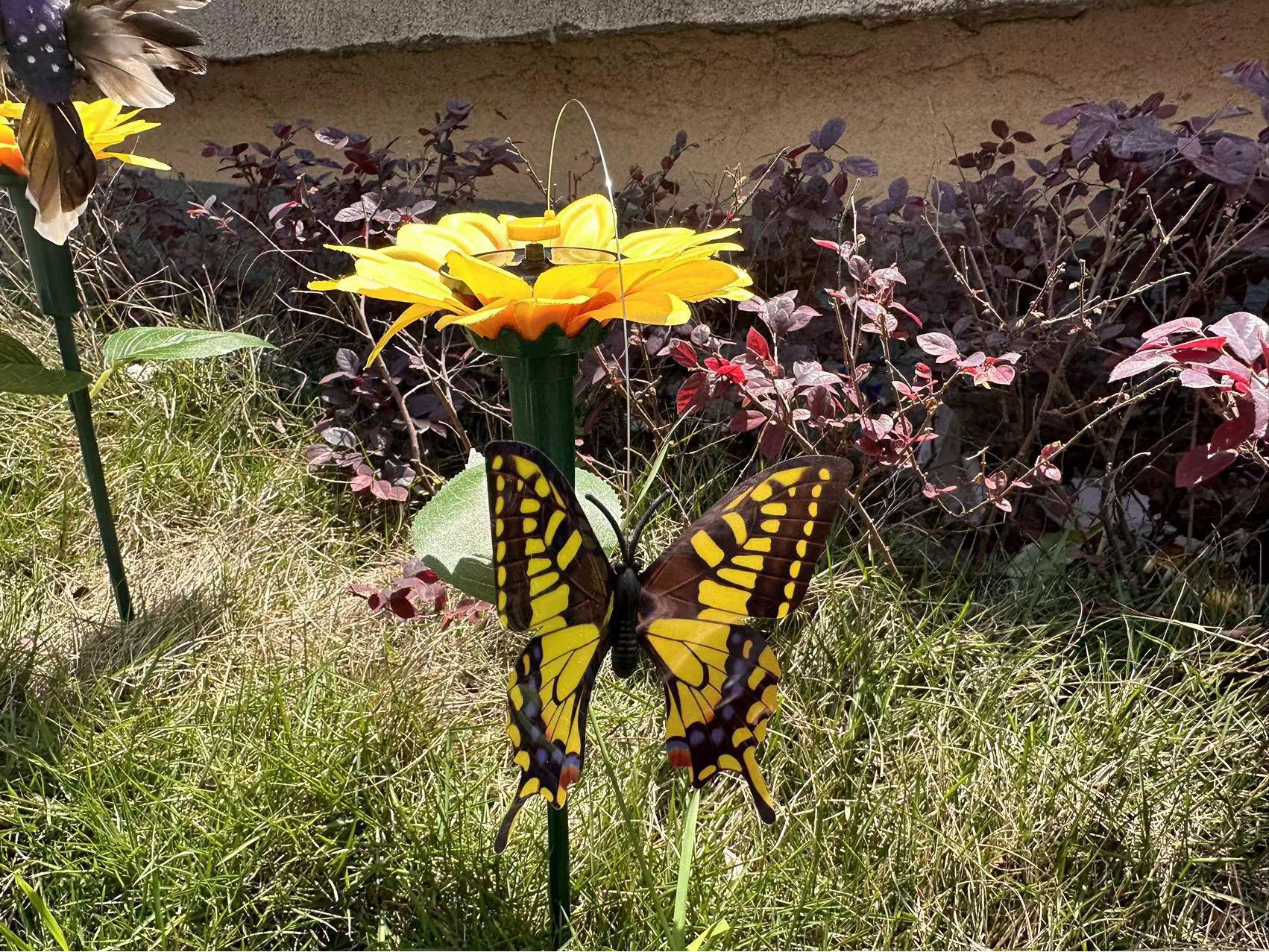 

Обертова прикраса для птахів і метеликів на сонячній енергії