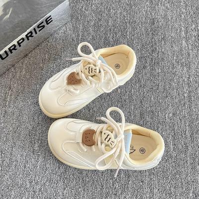 Kleine weiße Schuhe Damen 2025 neu beliebt lässig vielseitig schick Schuhe modische Plateau Campus-Stil Retro Board Schuhe