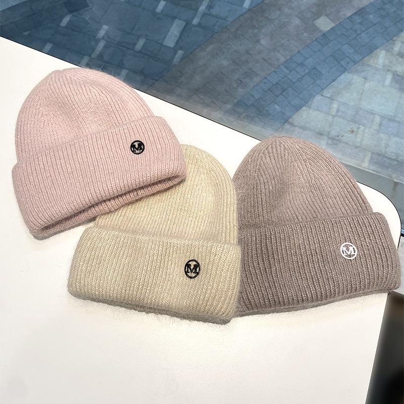Herbst und Winter Neue Metallbuchstabe M Standard Strickwollmütze Warmer Ohrenschützer Kopf Kälteschutzmütze