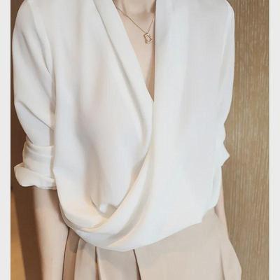 Asymmetrisches V-Ausschnitt-Shirt mit elegantem Design