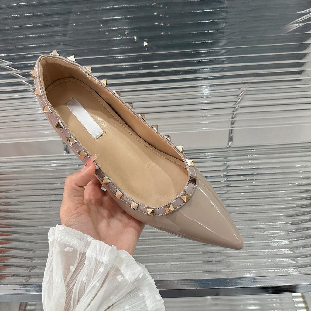 Rivet women's shoes, inner height increase, pointed tip, shallow mouth, soft patent leather 25 years old, new 10,000 years classic single shoes