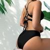 Costume da bagno bikini push-up con dettaglio laccetto, vita alta nera, cut-out. Costume da bagno bikini push-up con dettaglio laccetto, vita alta nera, cut-out.