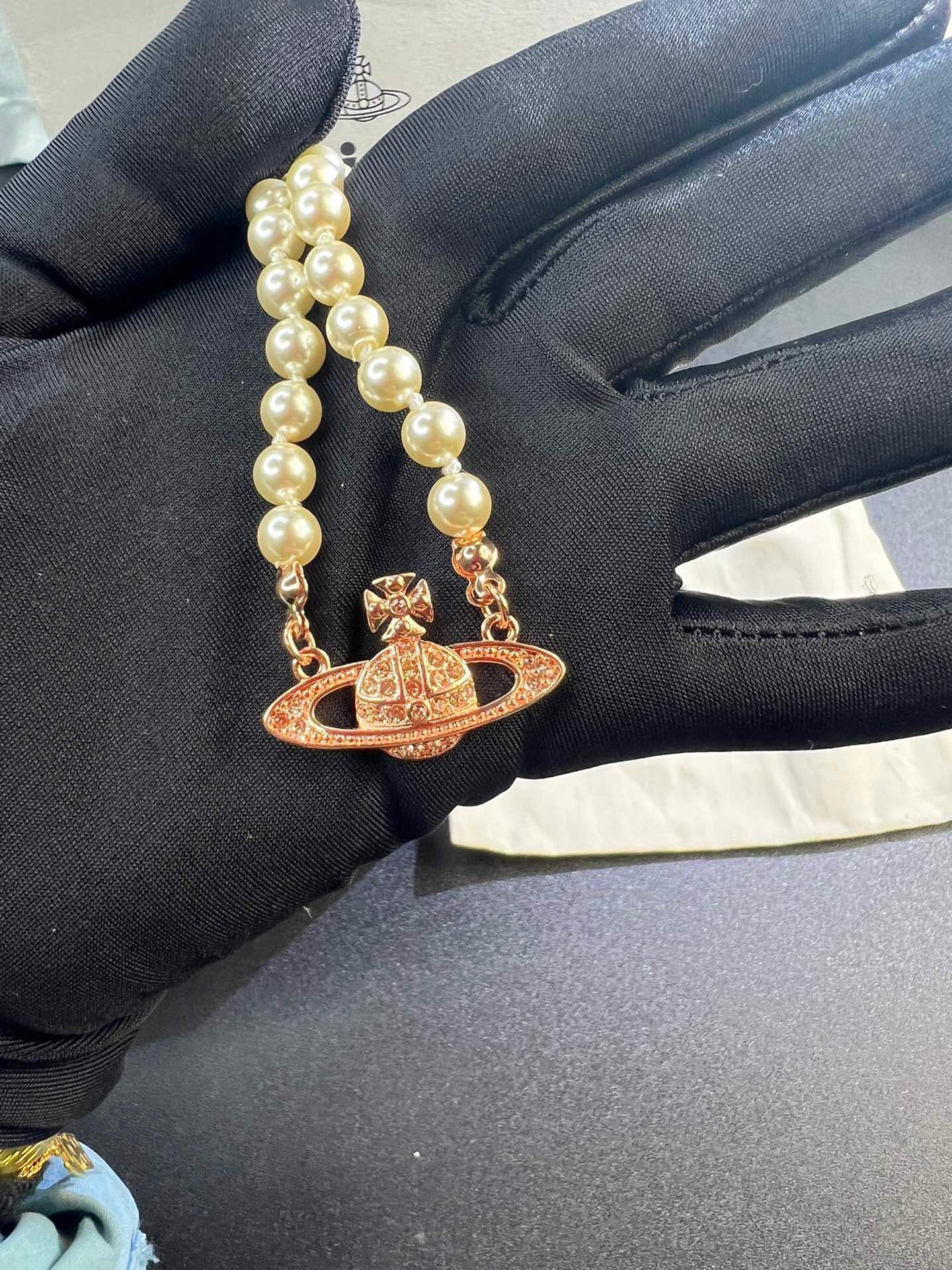 

Empress Dowager Necklace: Saturn Pearl Vivienne Light Luxury, Elegant Niche Design, Ideal High-End Gift for Best Friends