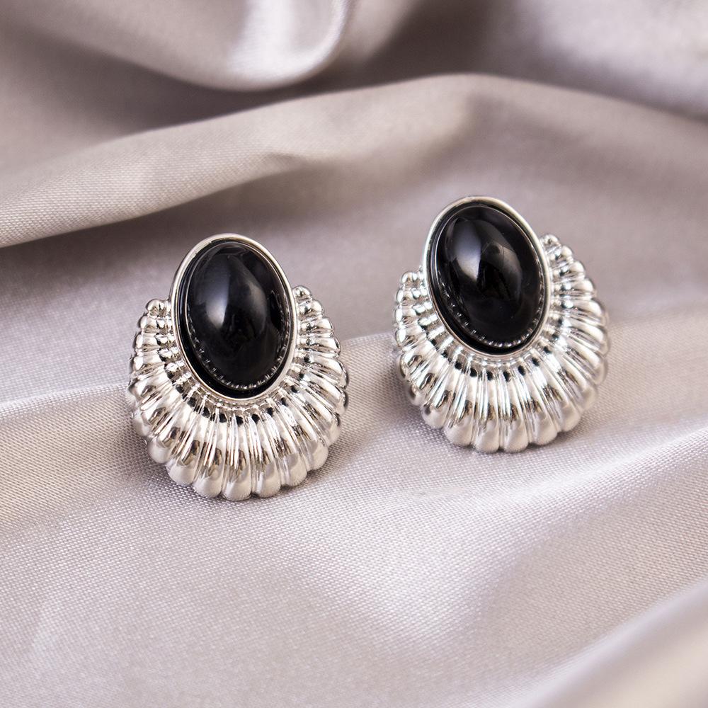 Brincos de pressão triangulares elegantes para orelhas não furadas - Versáteis e com um toque de luxo leve para o uso diário.