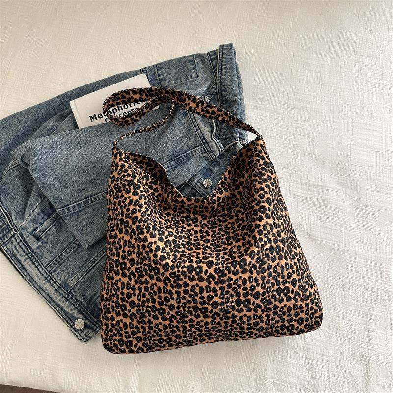 

Design sense niche canvas bag women s 2025 new large-capacity Korean leopard print floral shoulder student printed women s bag коричневый