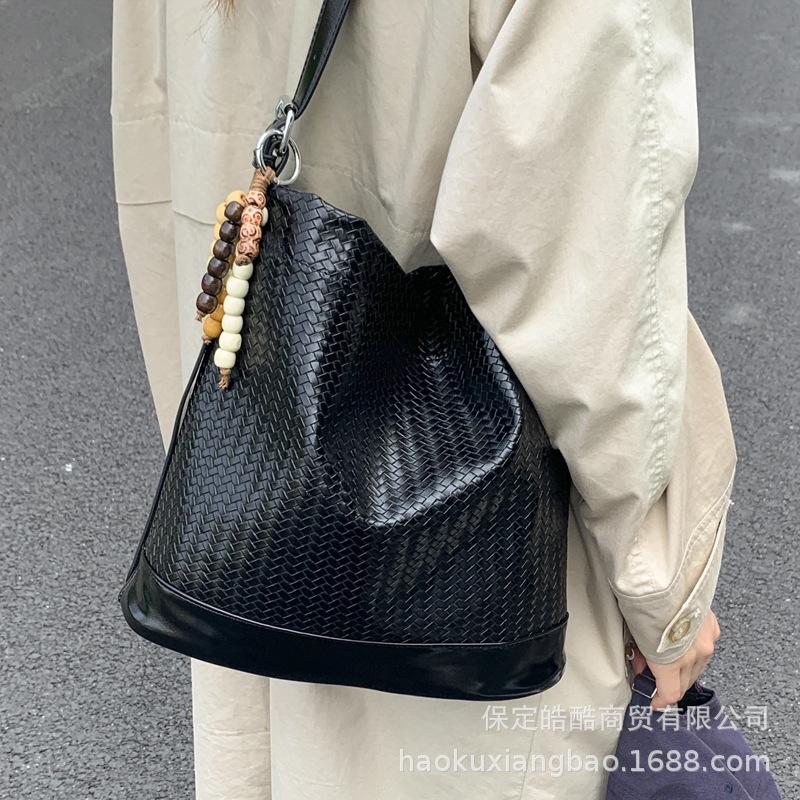 Commuter retro large-capacity bag women's 2025 new casual versatile shoulder bag premium messenger bucket bag