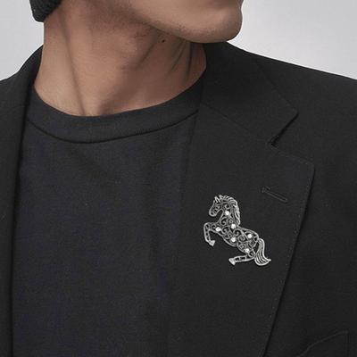 1/2 st djurbrosch årets häst ihålig design glittrande strass klädnålar klädaccessoarer