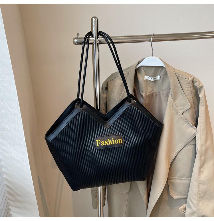 

Корейская версия модной сумки-тоут с контрастными цветами большой вместимости, женская новая повседневная наплечная сумка для поездок на работу, полосатая женская сумка 2024 чёрный