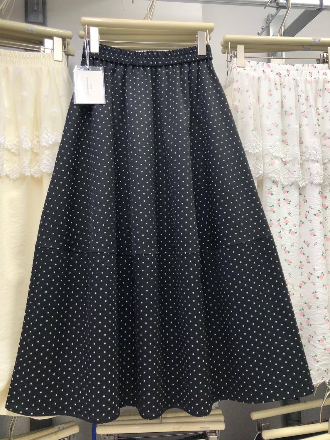 

Простая интеллектуальная и тонкая юбка-зонтик Хепберн 2025 с карманами, высокая талия, темпераментная юбка в горошек One size чёрный