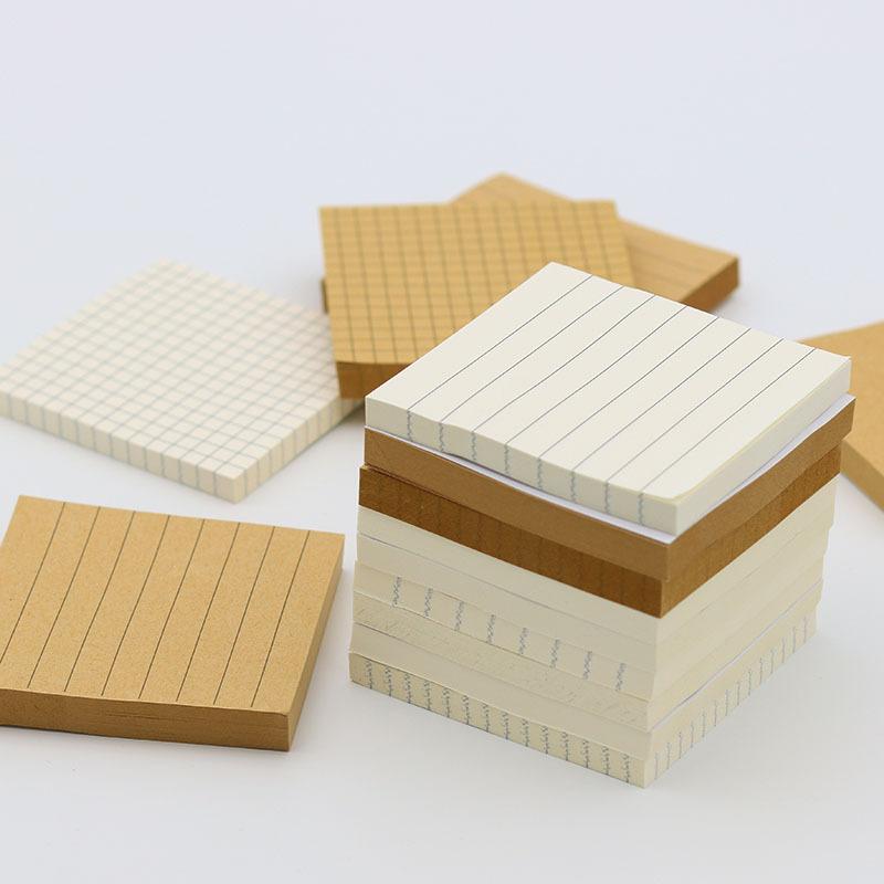 Einfaches, kreatives, leeres, horizontales Haftnotizbuch mit Nachrichtennotizen für Schüler und Haftnotizen mit Raster