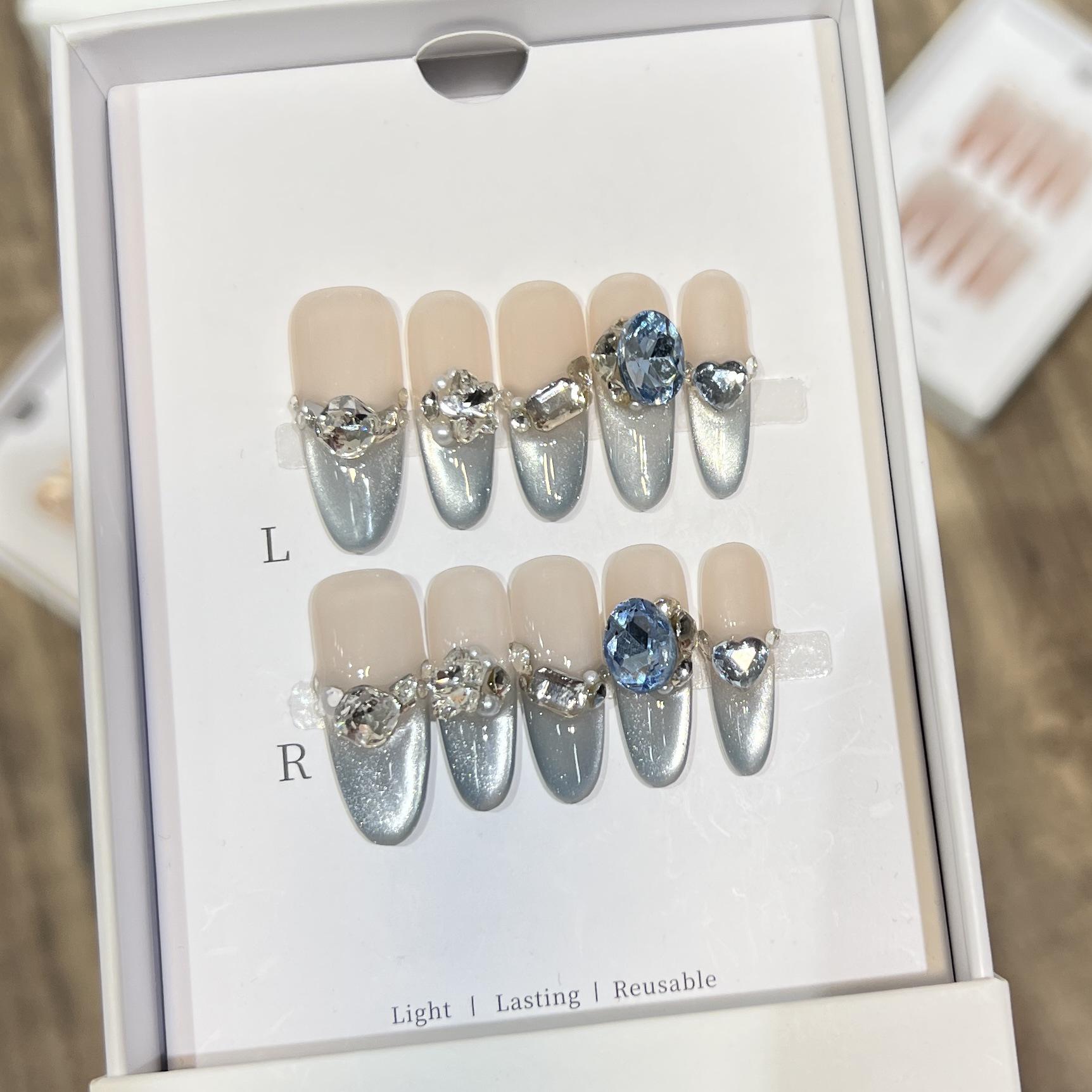 

Сияние синей ряби: Ручная работа, носимый, ледяной прозрачный кошачий глаз, французский маникюр со съемными бриллиантовыми деталями в восточноазиатском стиле. Extra Small (XS)