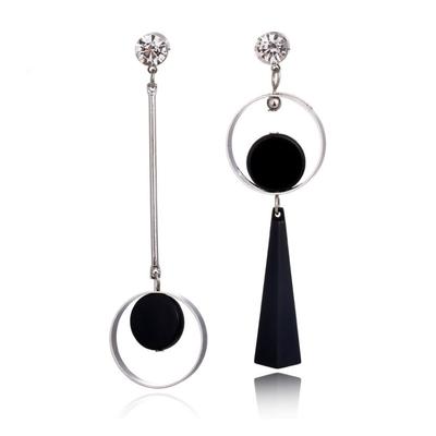 Asymmetrisches AB-Seiten-Kreis-Hängeohrringe-Set mit geometischem Anhänger und klarem Stecker-Detail für Damen Modeschmuck Zubehör